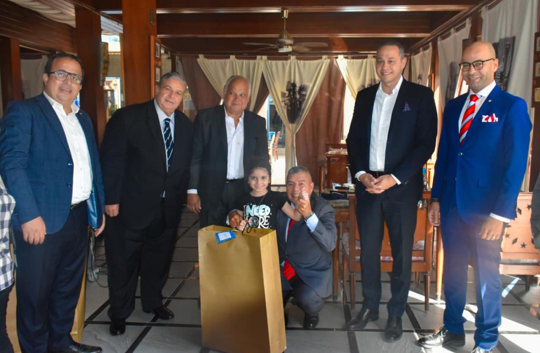 Embajador en Egipto se reúne con director regional de cadena hotelera y participa en iniciativa social