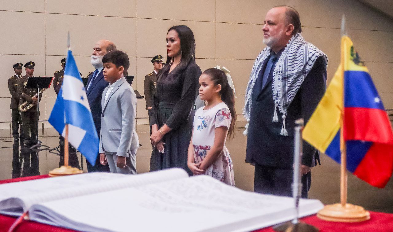 Embajada de Honduras ofrenda a Bolívar en conmemoración del Día del Soldado