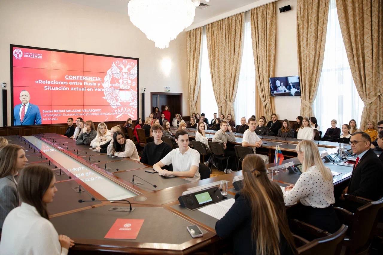Conferencia sobre Venezuela se desarrolla en Academia Presidencial Rusa