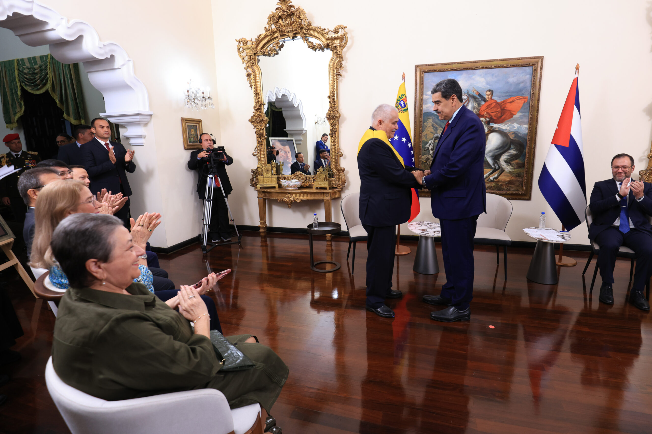 Venezuela confiere máxima distinción diplomática a embajador de Cuba