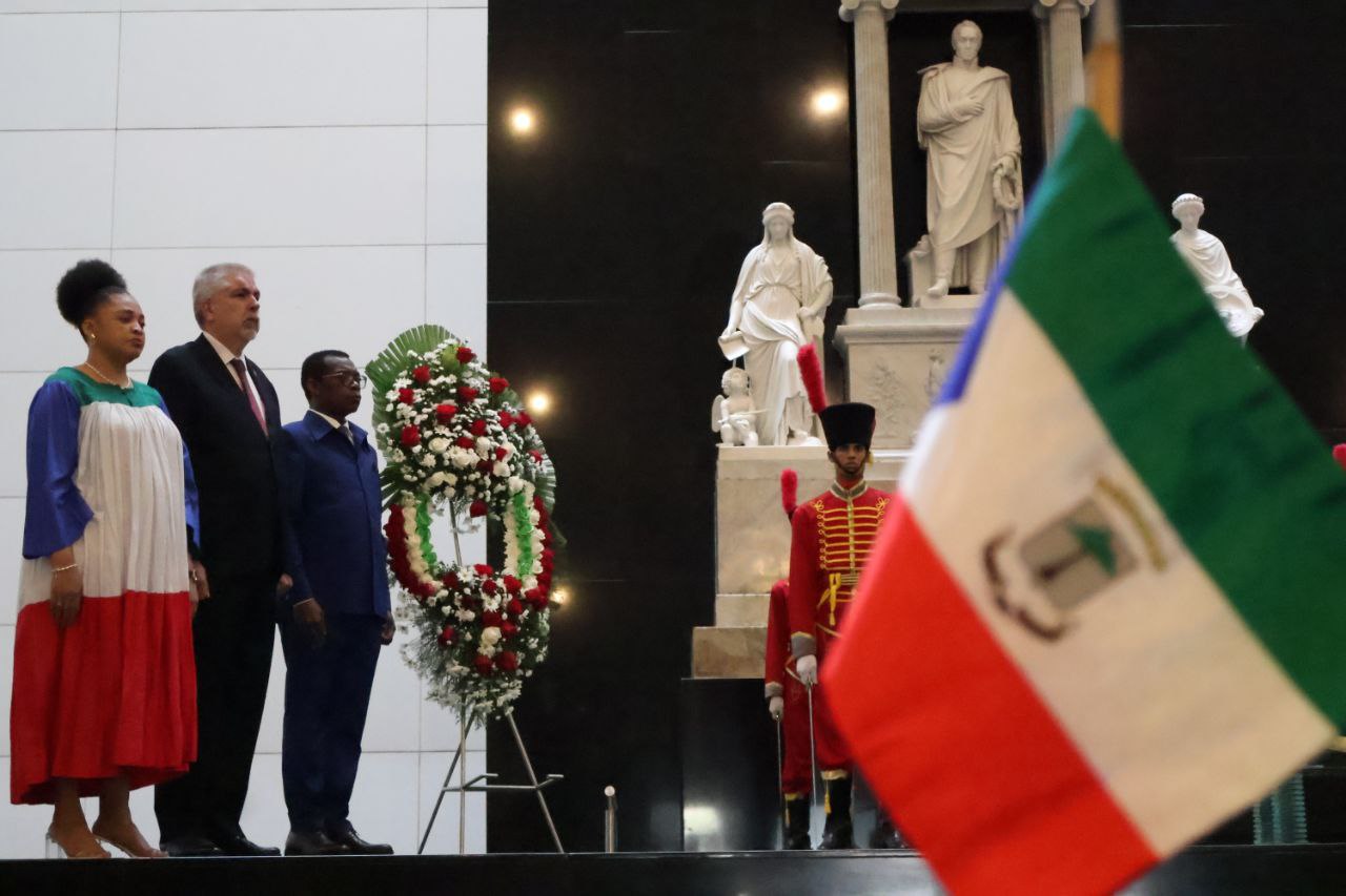Guinea Ecuatorial conmemora en Caracas 57 años de Soberanía Nacional con ofrenda al Libertador