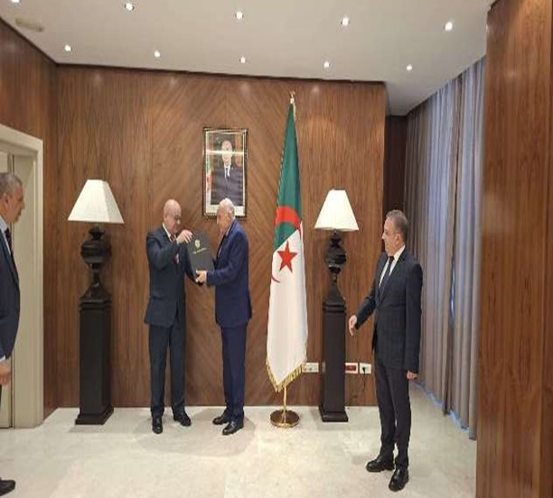 Embajador designado de Venezuela entrega Copias de Estilo en Argelia