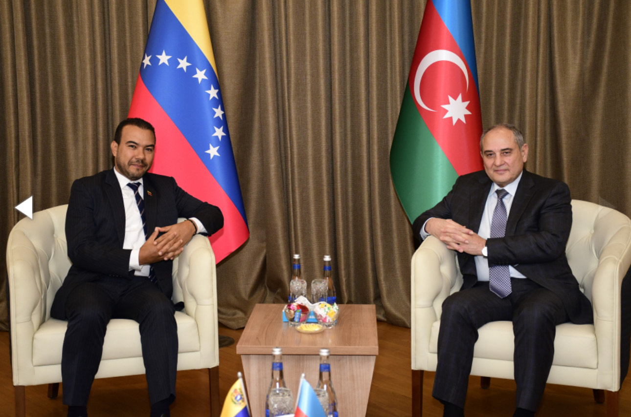 Embajador Martínez se reúne con vicepresidente del Partido Nuevo Azerbaiyán