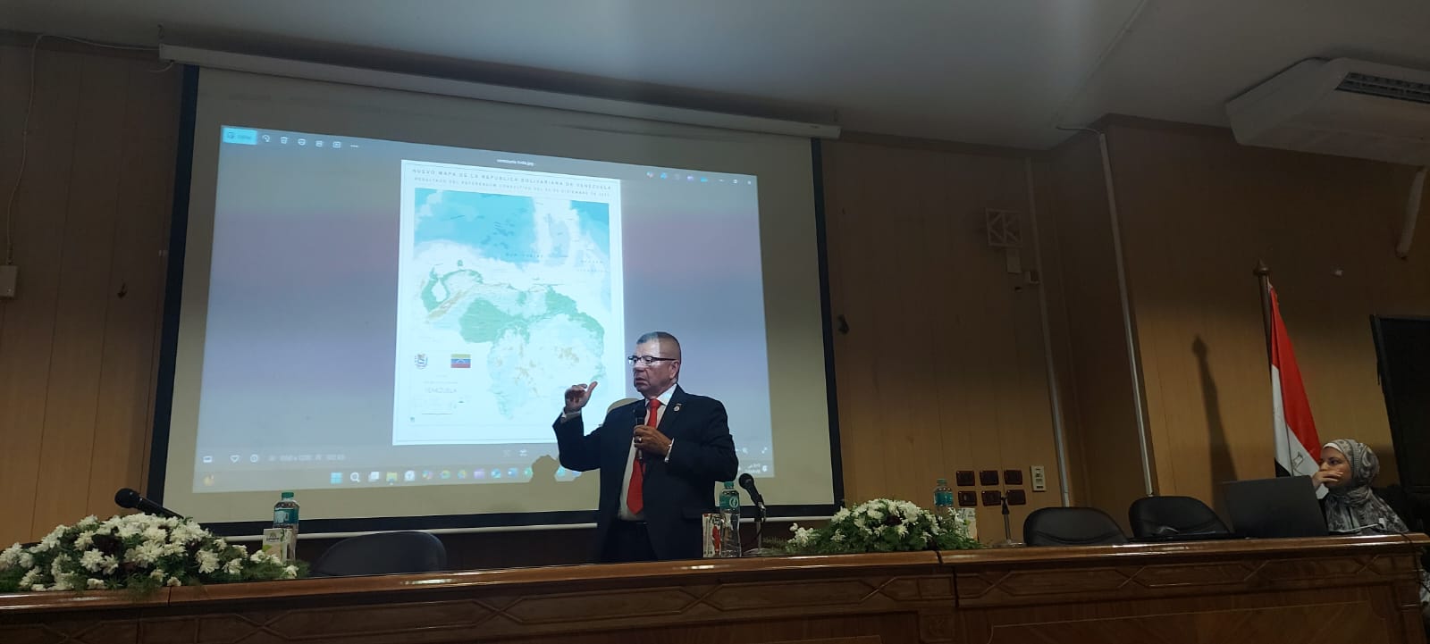 Embajada en Egipto conmemora Día de la Resistencia Indígena con exposición fotográfica y conferencia