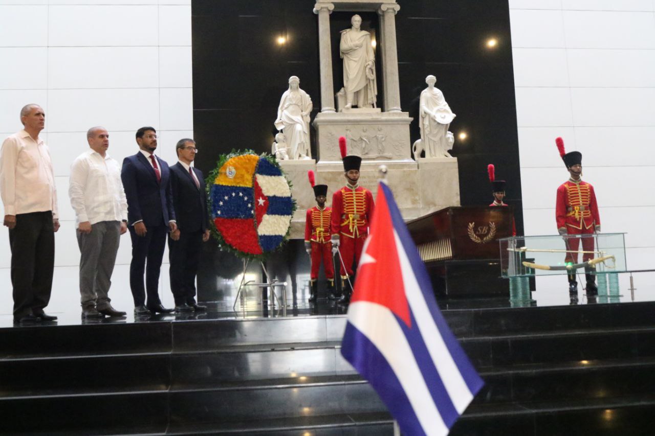 Venezuela y Cuba conmemoran 25 años del Convenio Integral de Cooperación con ofrenda floral ante el Libertador