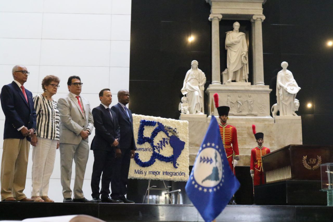 SELA conmemora su 50.° aniversario con ofrenda floral al Libertador Simón Bolívar