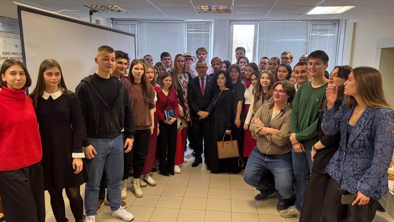 Embajador en Rusia participa en mesa redonda en Universidad Estatal de Moscú