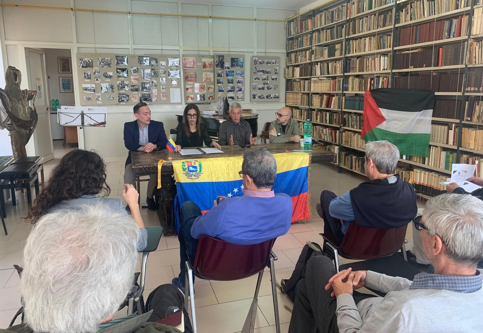 En Nápoles exponen verdad de Venezuela en encuentro con medios de comunicación