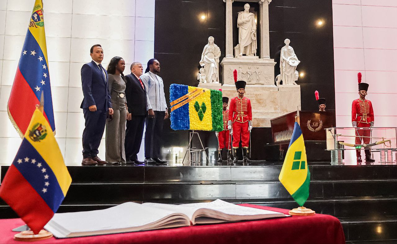 San Vicente y las Granadinas conmemora en Caracas 46.° aniversario de su independencia con honores al Libertador