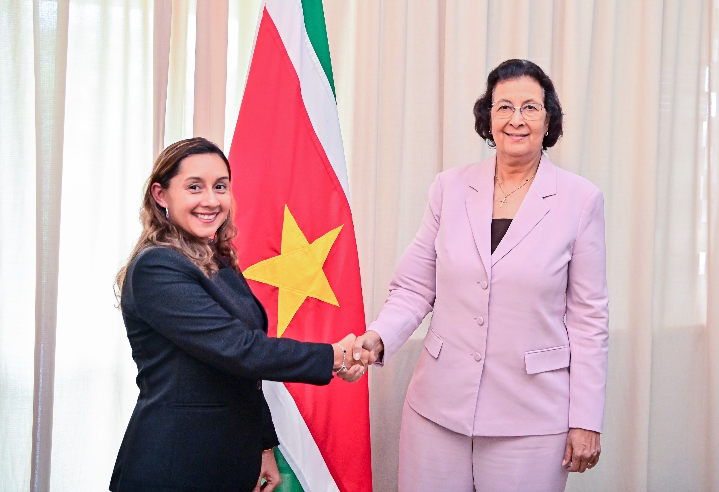 Presidenta de Suriname se reúne con embajadora venezolana Ayerim Flores Rivas