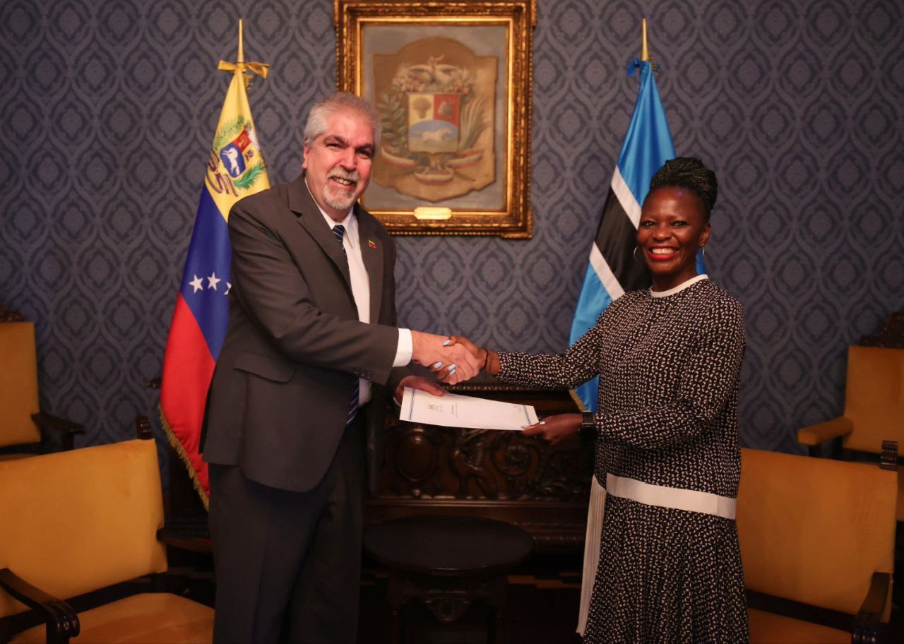 Embajadora de Botsuana entregó Copias de Estilo ante Cancillería de Venezuela