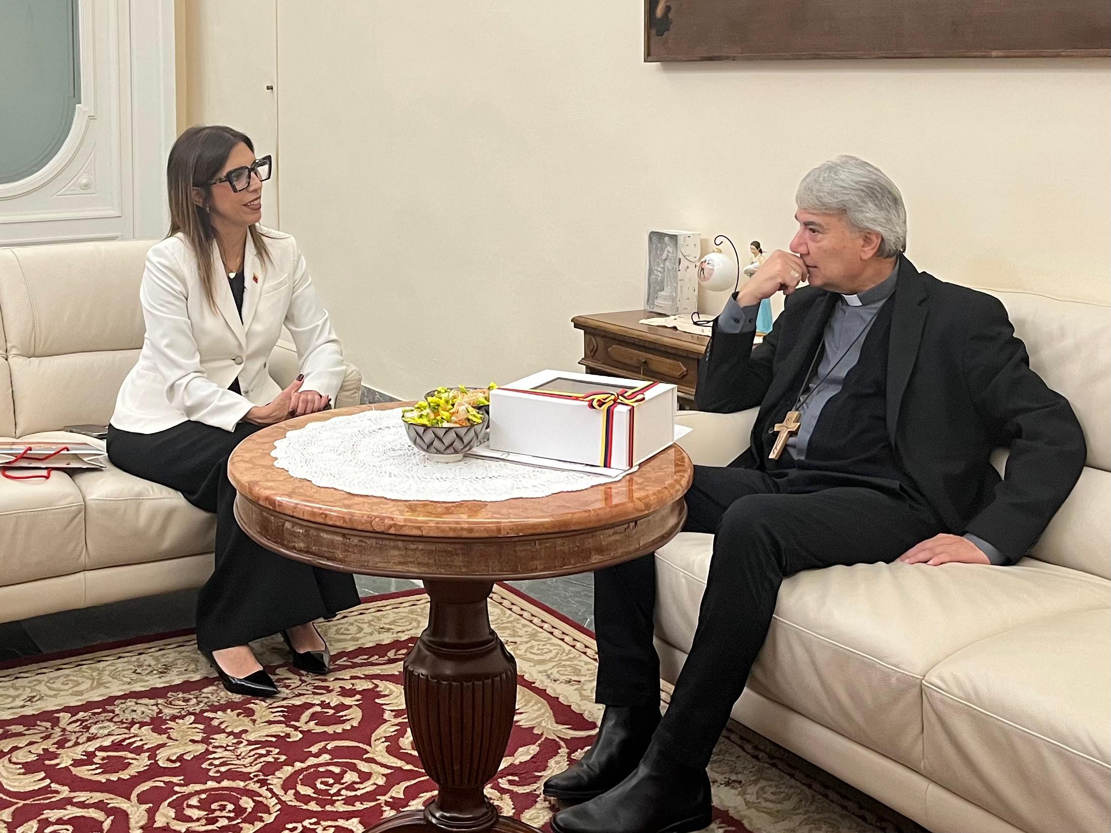 Cónsul venezolana en Nápoles se reúne con cardenal Don Mimmo Battaglia