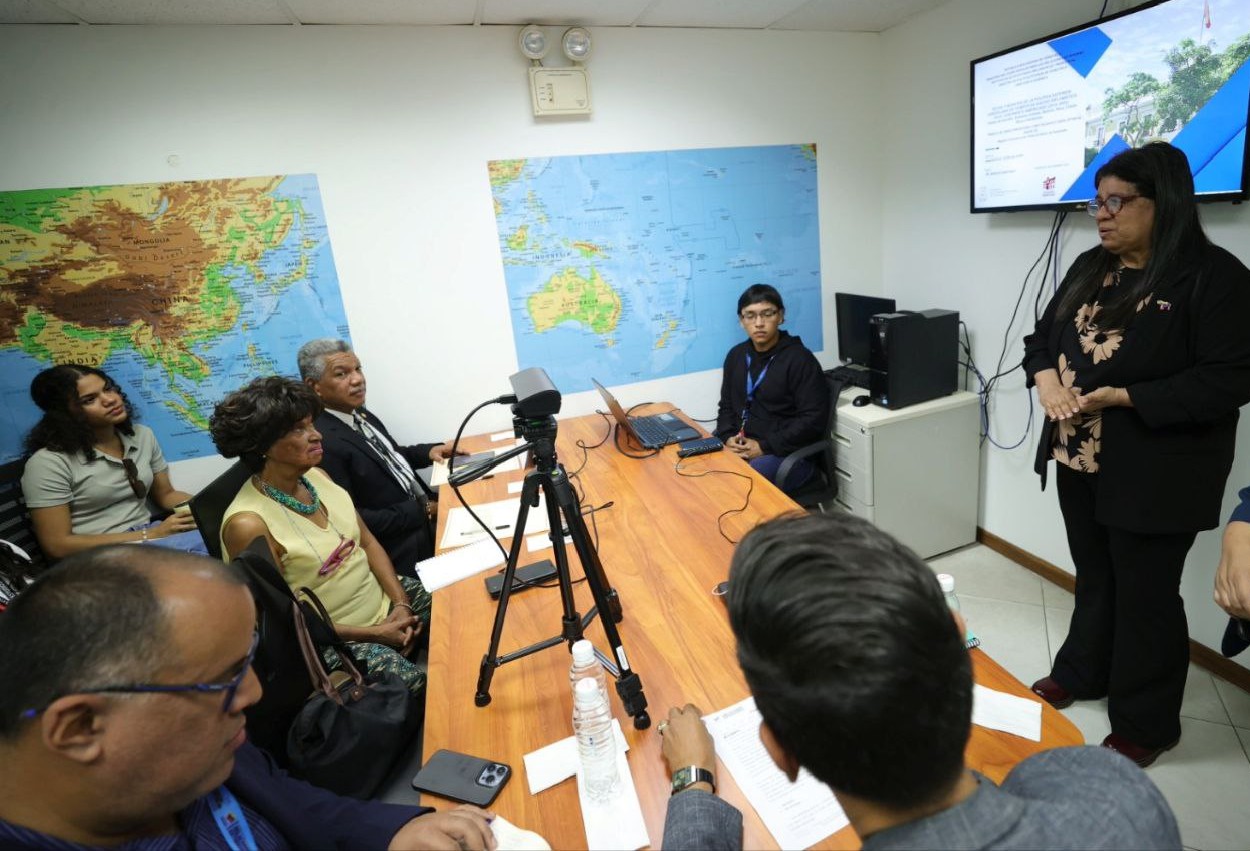 Viceministra Pugh inauguró ciclo de defensas de tesis de la Maestría en Política Exterior del IAEDPG