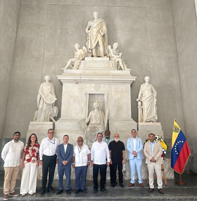 Canciller Yván Gil rinde honores al Libertador en Santa Marta Colombia