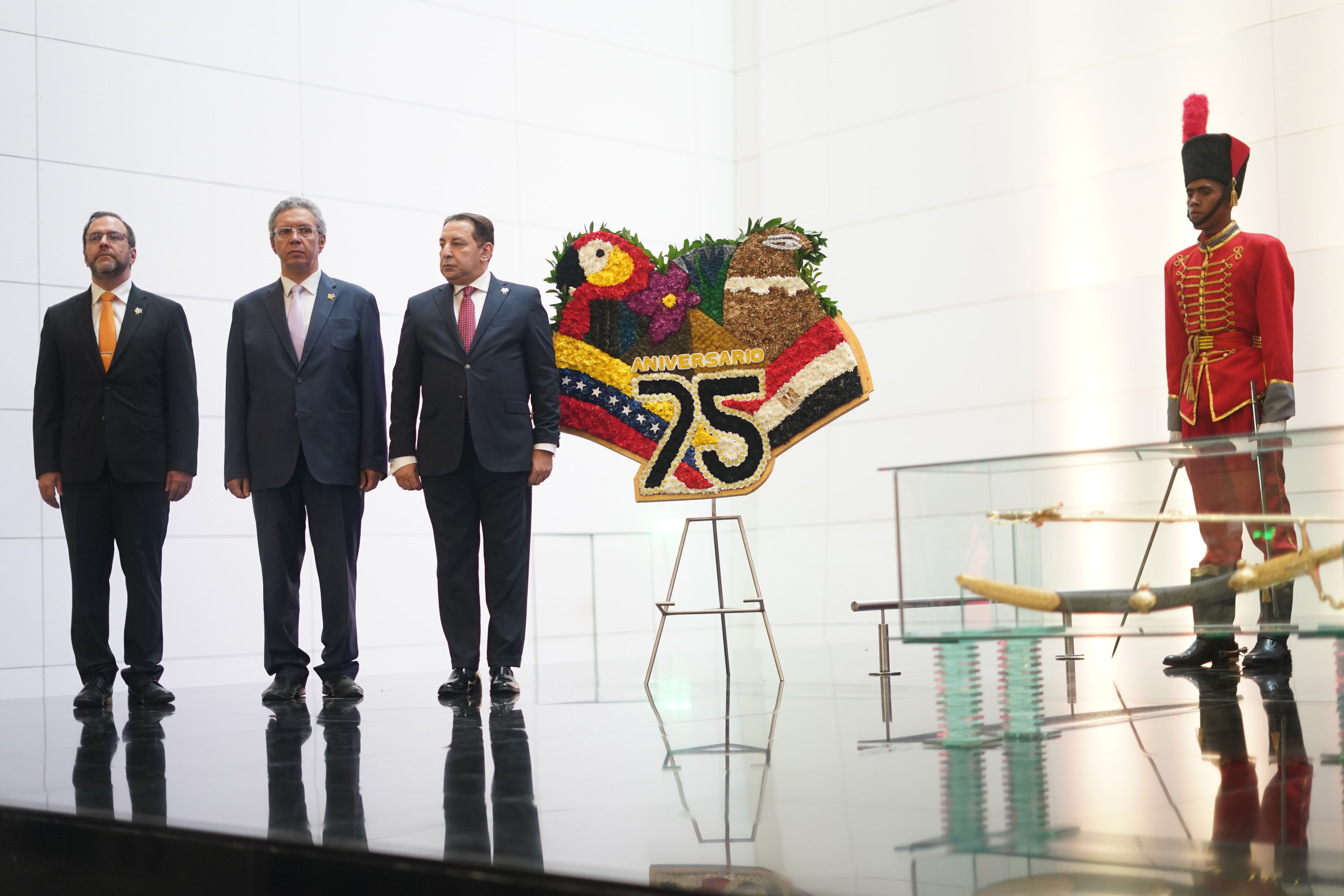 Ofrenda floral a Bolívar por el 75.° aniversario de las relaciones diplomáticas Venezuela-Egipto