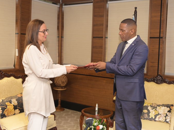 Embajadora Henríquez presenta Cartas Credenciales ante el Presidente de Botsuana