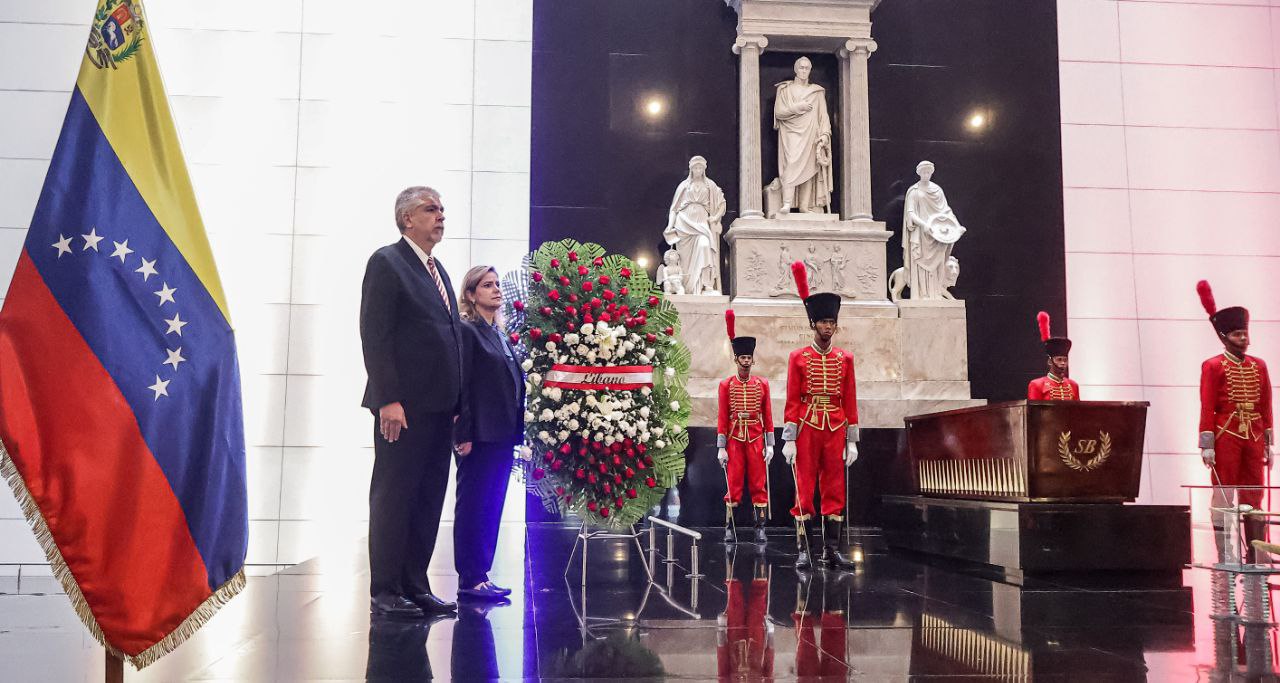 República Libanesa ofrenda al Libertador con motivo del 82.° aniversario de su independencia