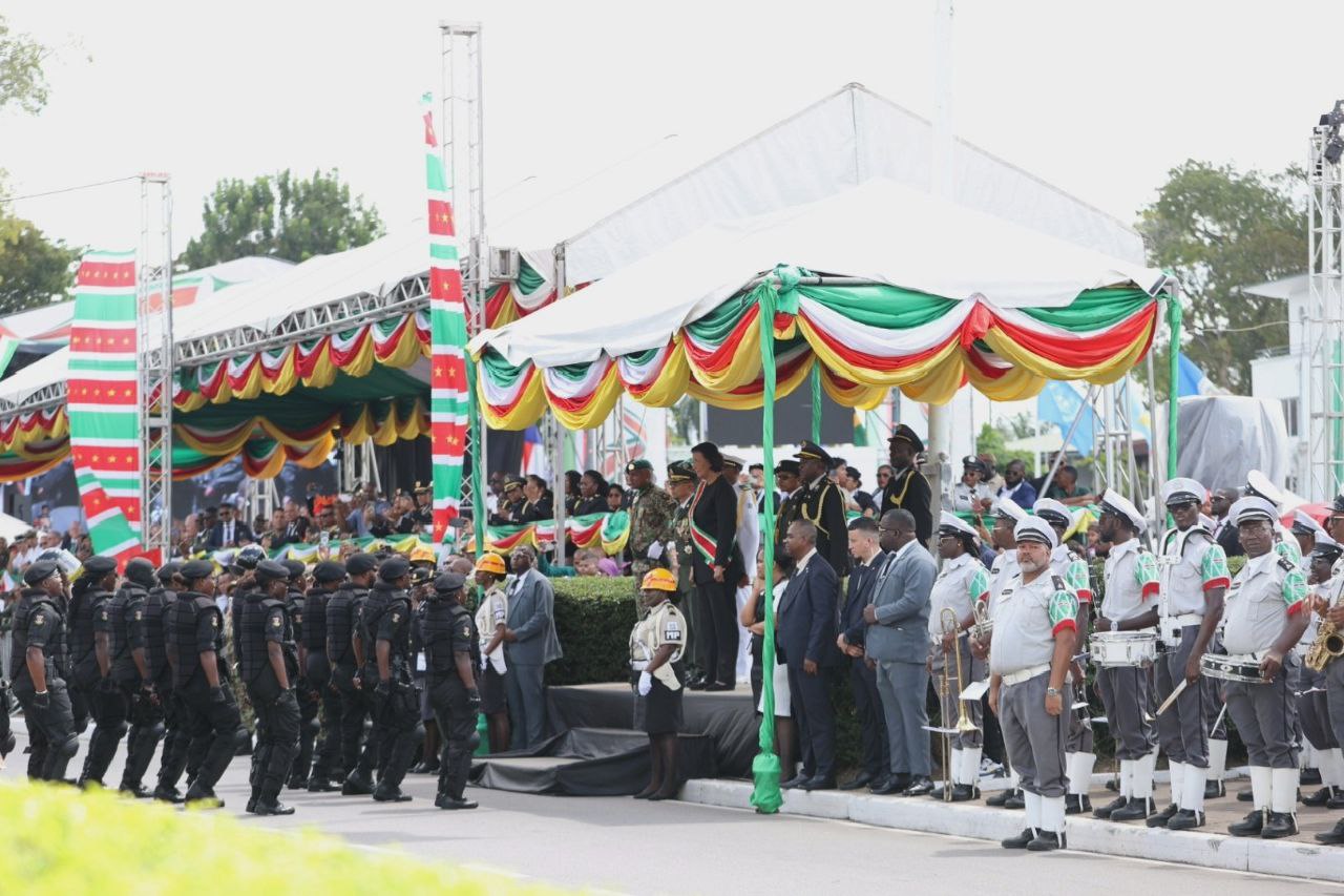 Canciller Yván Gil participa en desfile por el 50.° aniversario de Independencia de Suriname