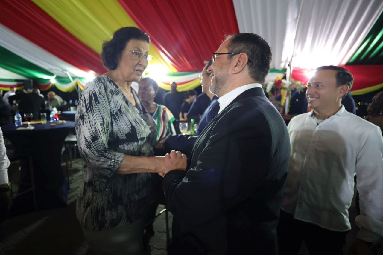 Canciller Yván Gil acompaña recepción por 50.° aniversario de la independencia de Suriname