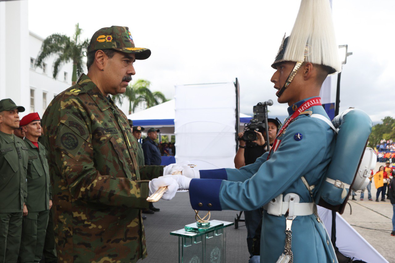 Espada del Perú es entregada al Presidente Nicolás Maduro como símbolo de libertad en su Bicentenario