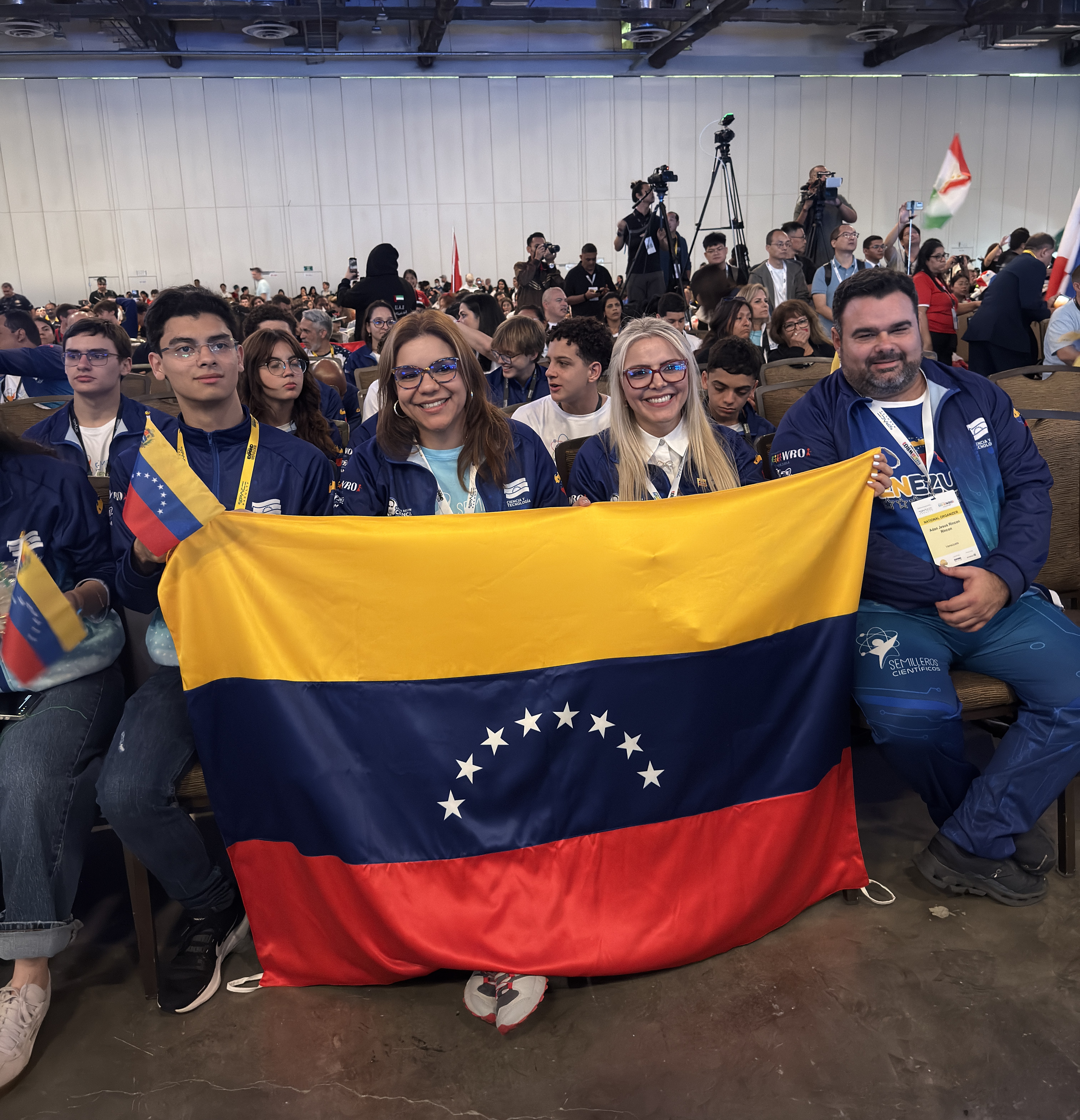 Juventud venezolana destaca con brillante participación en el World Robot Olympiad Singapore 2025
