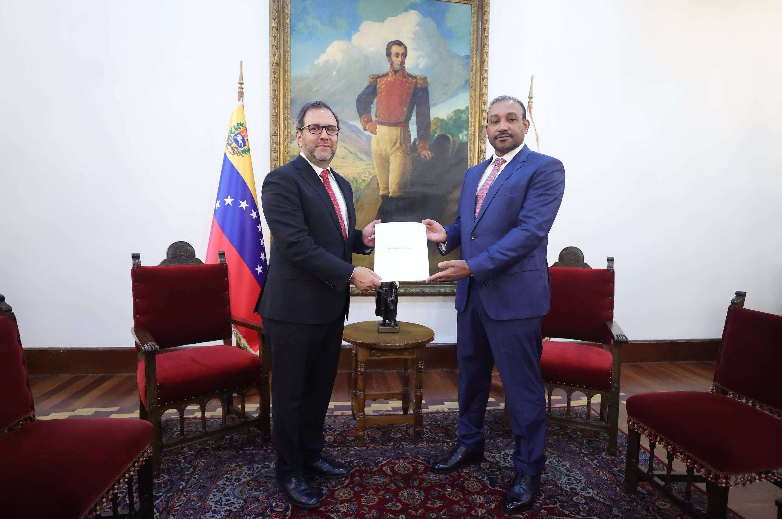 Canciller Yván Gil recibe Copias de Estilo de nuevo embajador designado de Qatar
