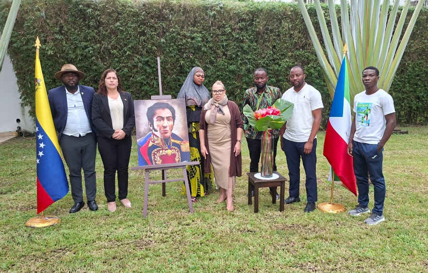 Embajada en Guinea Ecuatorial rinde homenaje al Libertador Simón Bolívar en aniversario de su fallecimiento