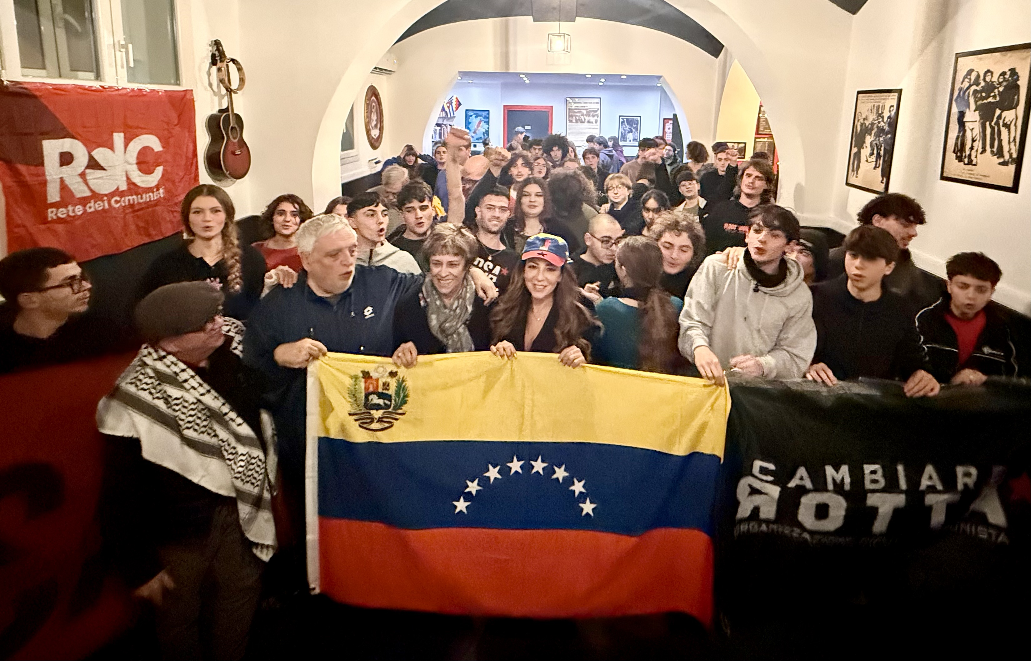 Cientos de jóvenes en Roma expresan solidaridad con Venezuela
