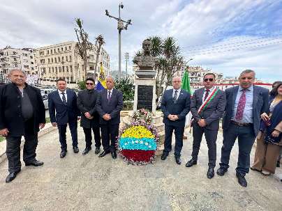 Ofrenda floral en Argel en conmemoración del 195.° aniversario del legado del Libertador