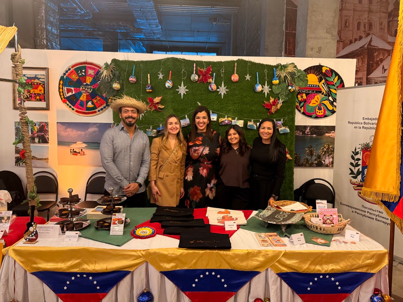 Venezuela comparte su espíritu navideño en el Bazar Benéfico de Minsk