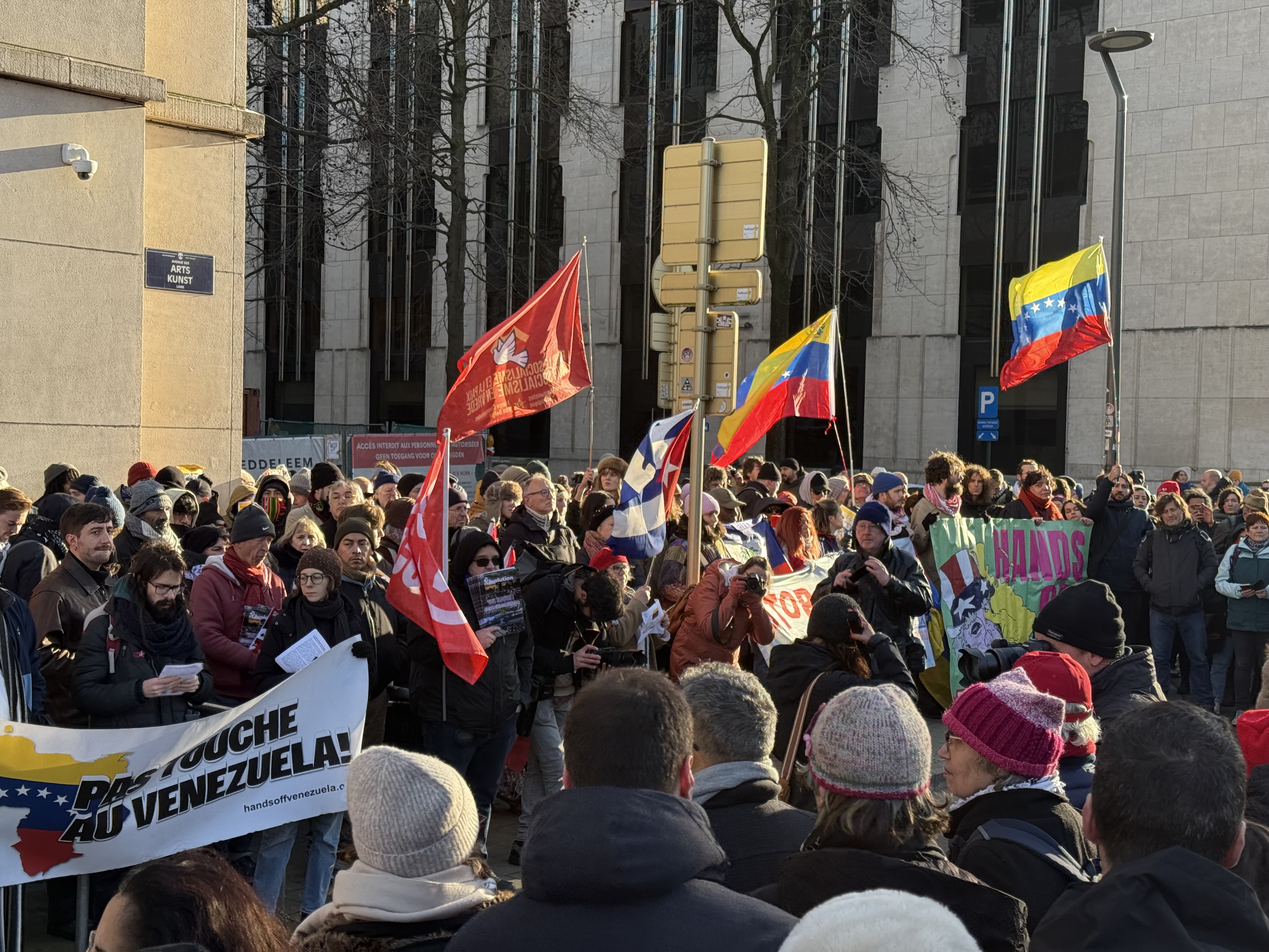 Manifiestan en Bruselas contra agresión militar de EEUU contra Venezuela y exigen liberación del Presidente Maduro