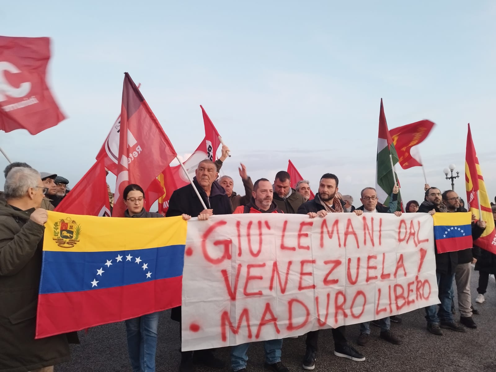 Manifestación ante el Consulado de EEUU en Nápoles por la liberación del Presidente Maduro y Cilia Flores