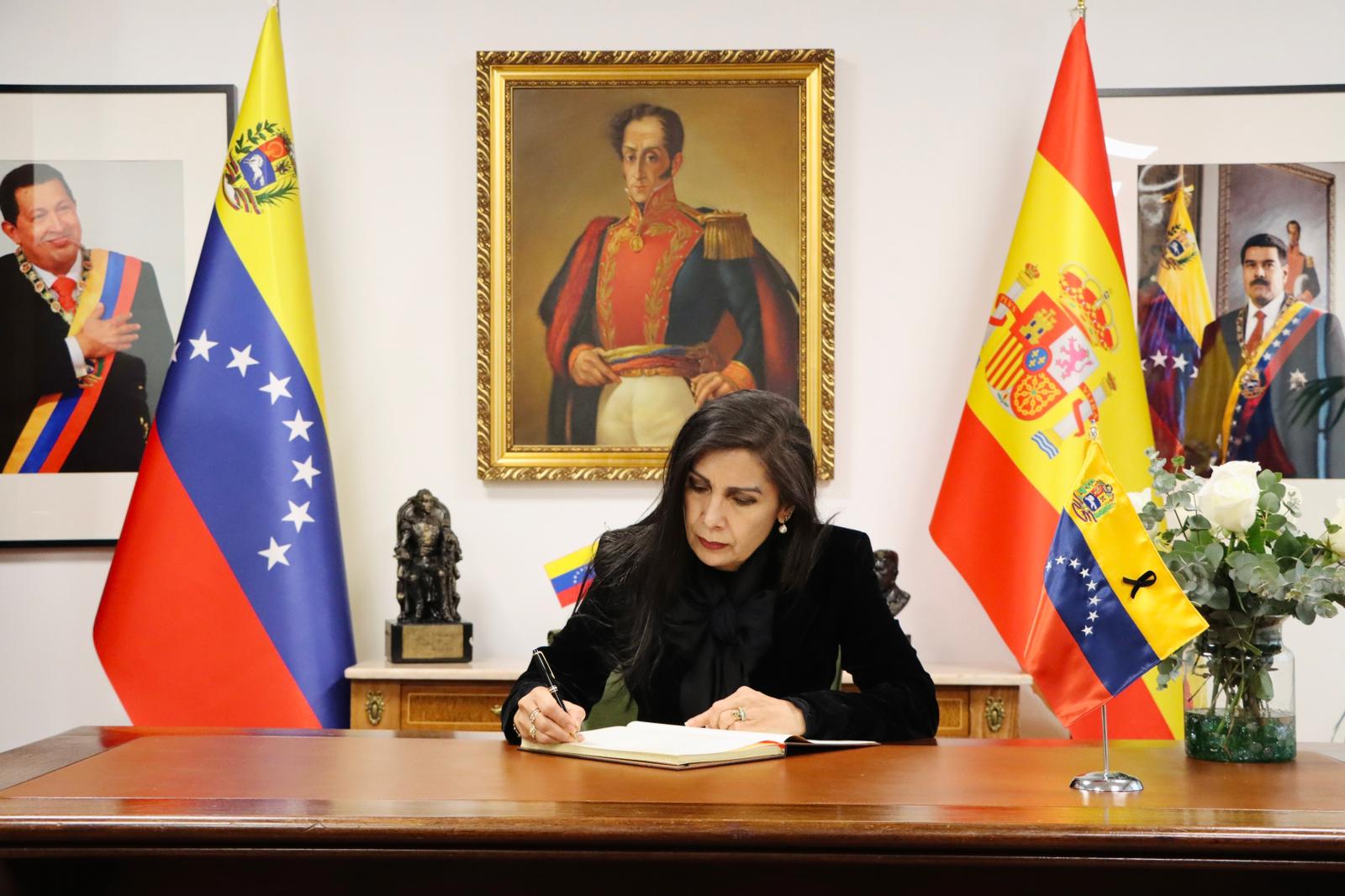 Embajada de Venezuela en España abre Libro de Condolencias por los mártires del 3E