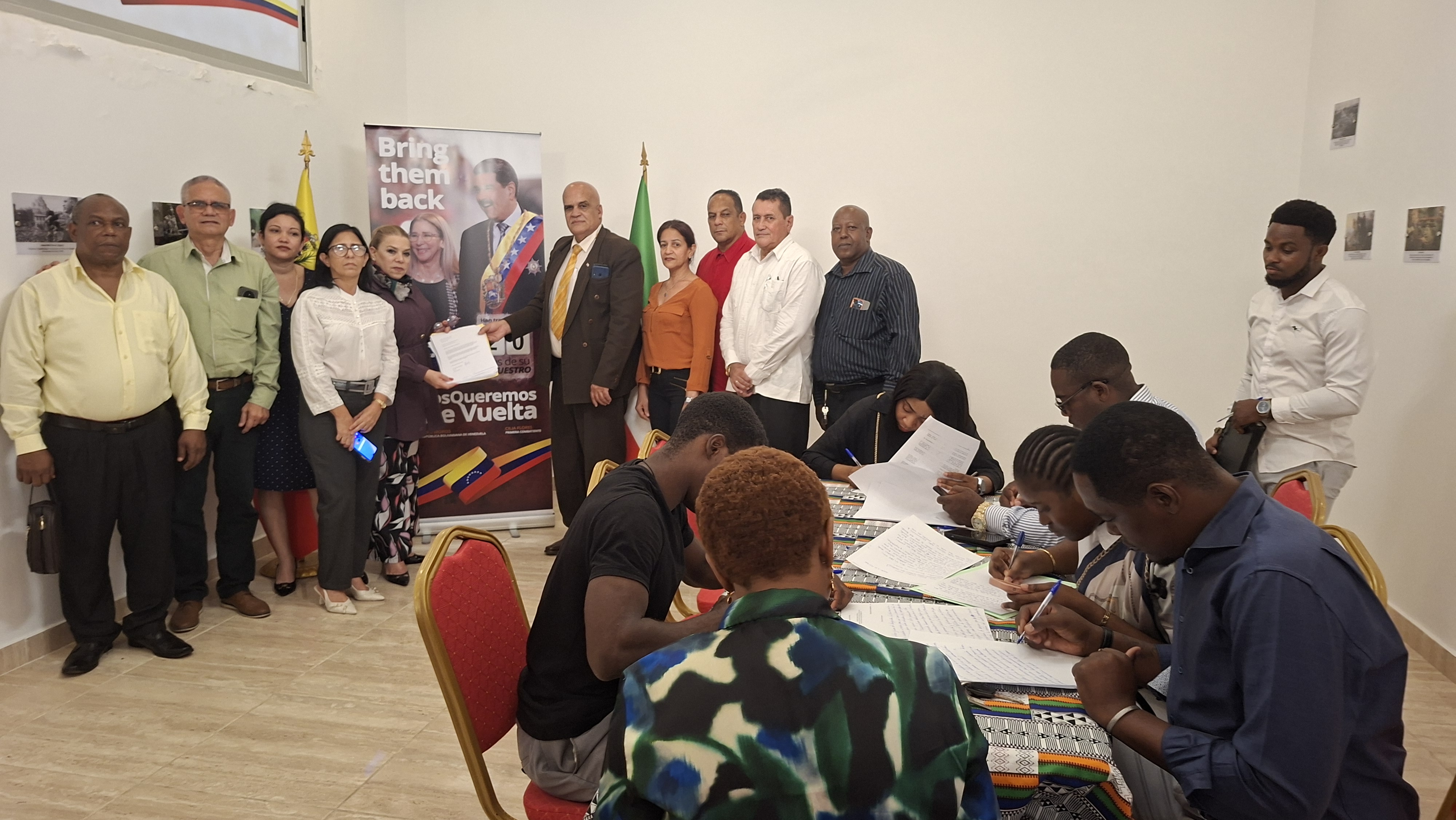 Celebran en Malabo exitosa jornada de recolección de cartas de solidaridad para secuestrada pareja presidencial