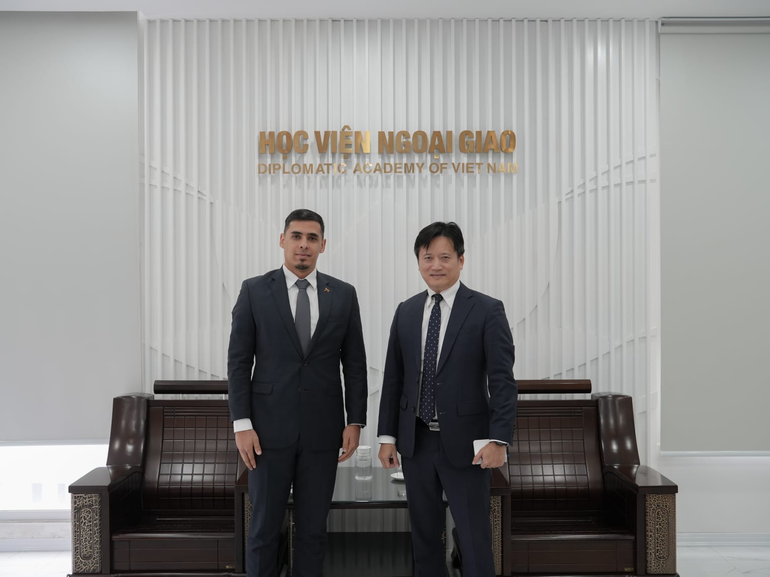 Venezuela denuncia en Academia Diplomática de Vietnam acciones del imperio norteamericano