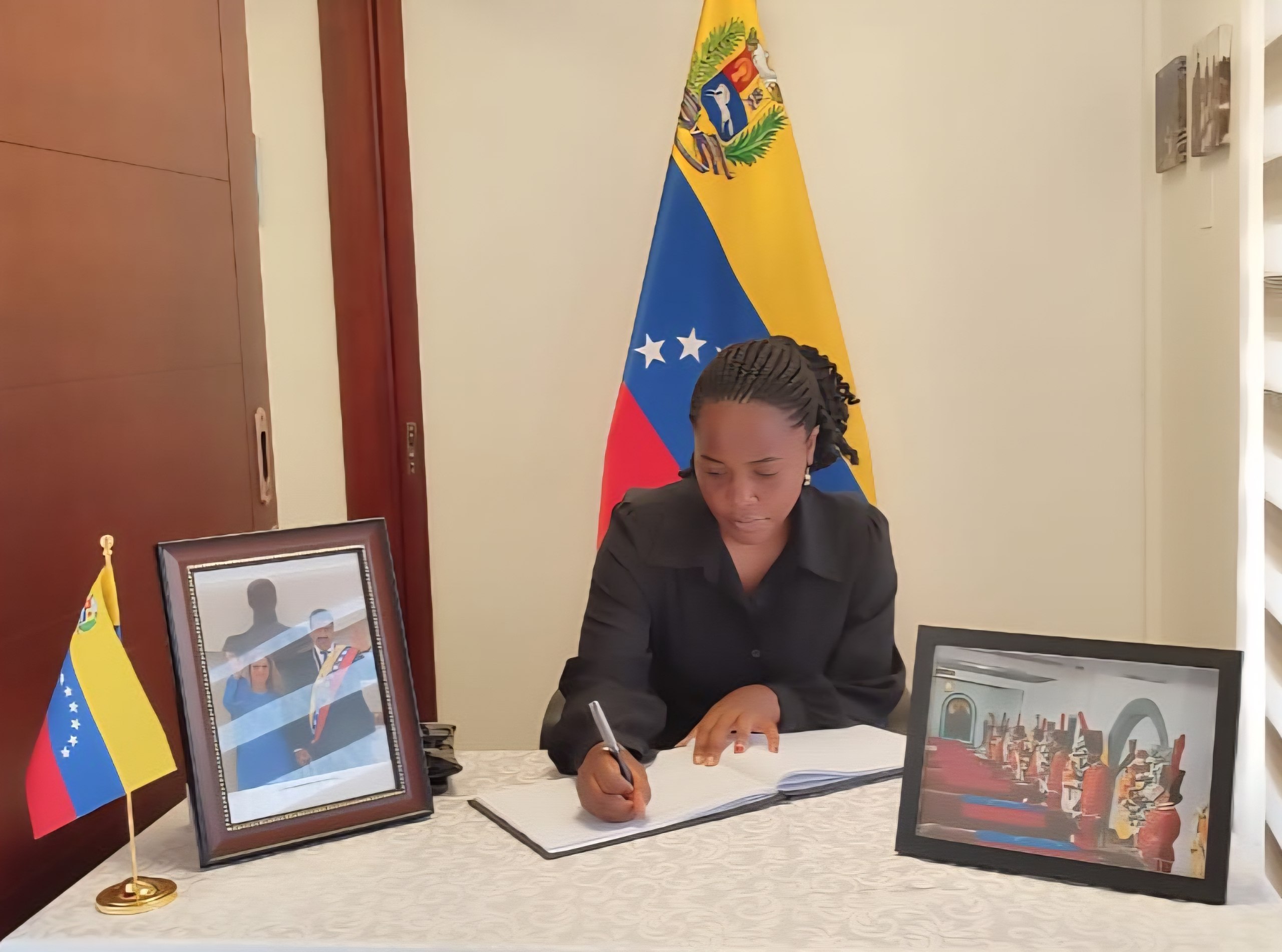 Cuerpo diplomático y movimientos de solidaridad firman Libro de Condolencias en Kampala en honor a héroes y mártires de la Patria venezolana