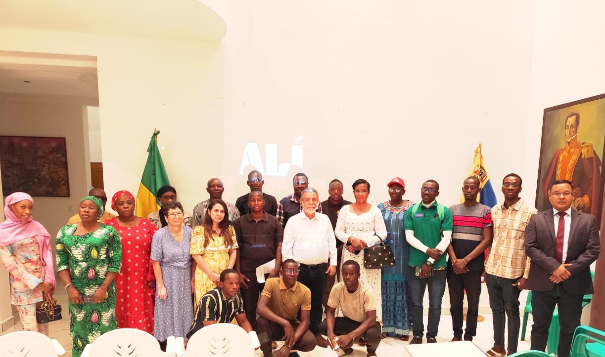 Embajada en Malí conmemora el 129.° Aniversario del Cine Nacional con la proyección de la película “Alí Primera”