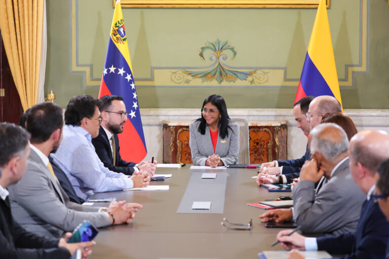 Presidenta (E) Delcy Rodríguez recibe en el Palacio de Miraflores a delegación de la República de Colombia