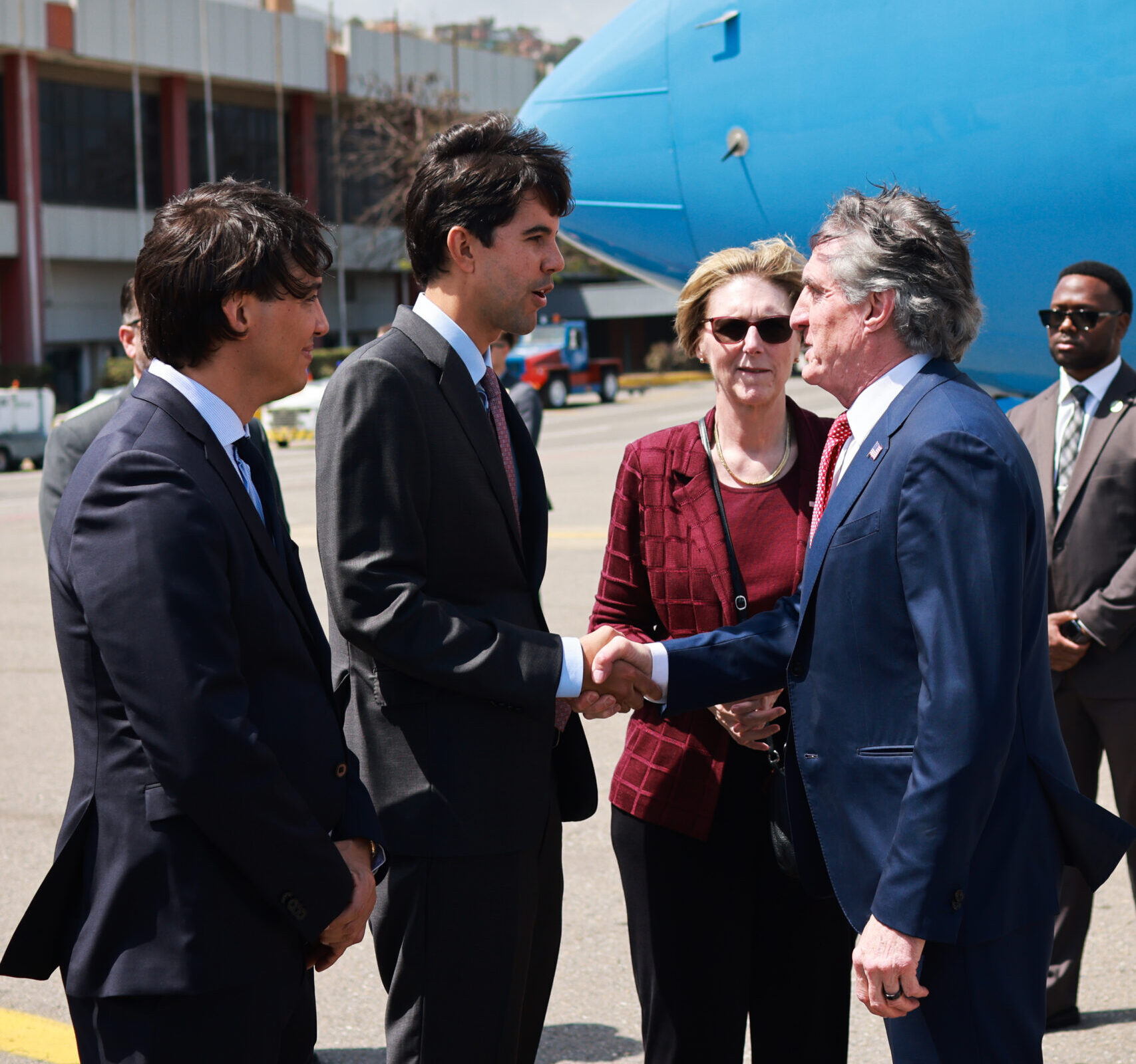 Secretario de Interior de EE. UU., Doug Burgum, llega a Venezuela para fortalecer la alianza energética regional