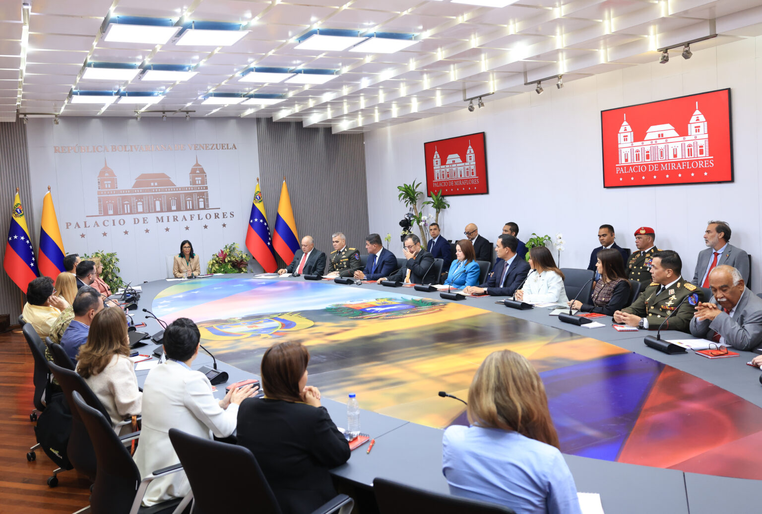Presidenta (E) Delcy Rodríguez lidera reunión de trabajo entre delegaciones de Venezuela y Colombia