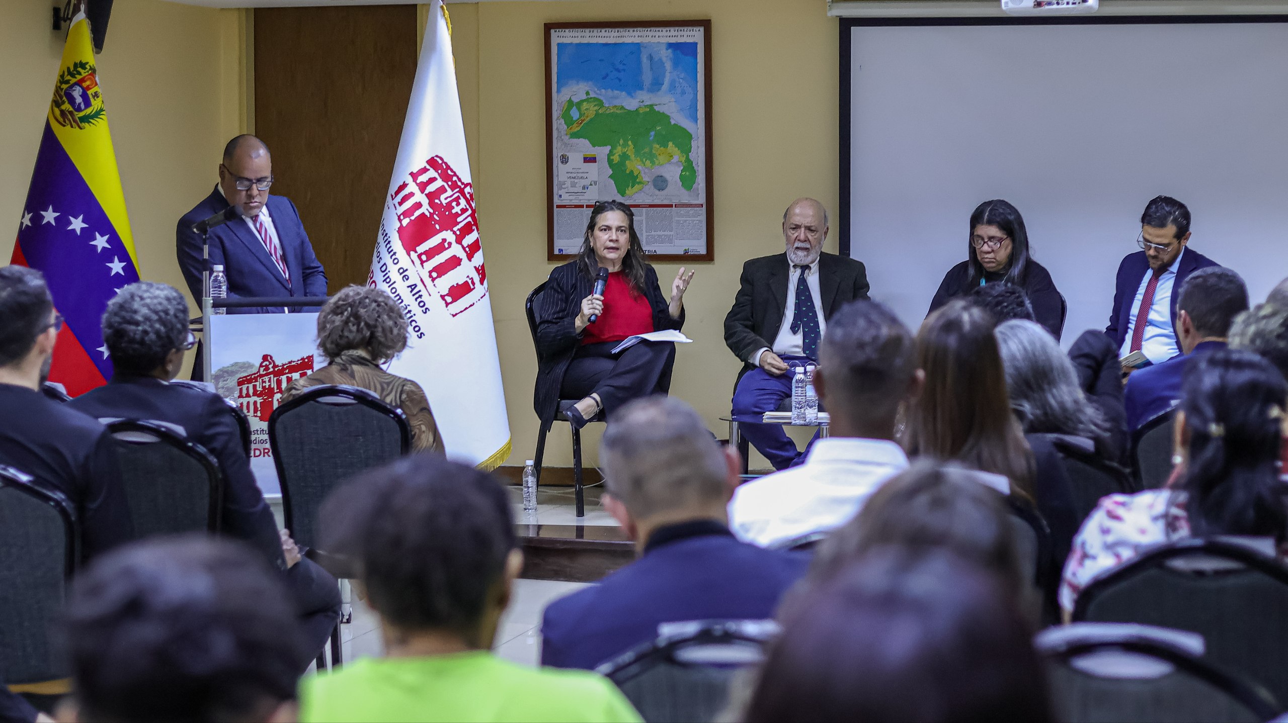 Conferencia magistral en el Instituto “Pedro Gual” analiza el papel del Derecho Internacional Público en la geopolítica mundial actual