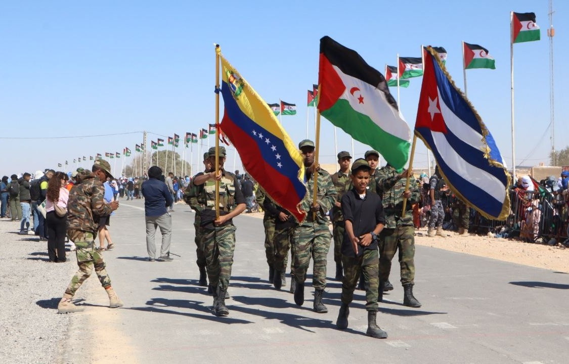 Escuela “Simón Bolívar” brilla en desfile por el 50.° aniversario de la RASD en Tinduf
