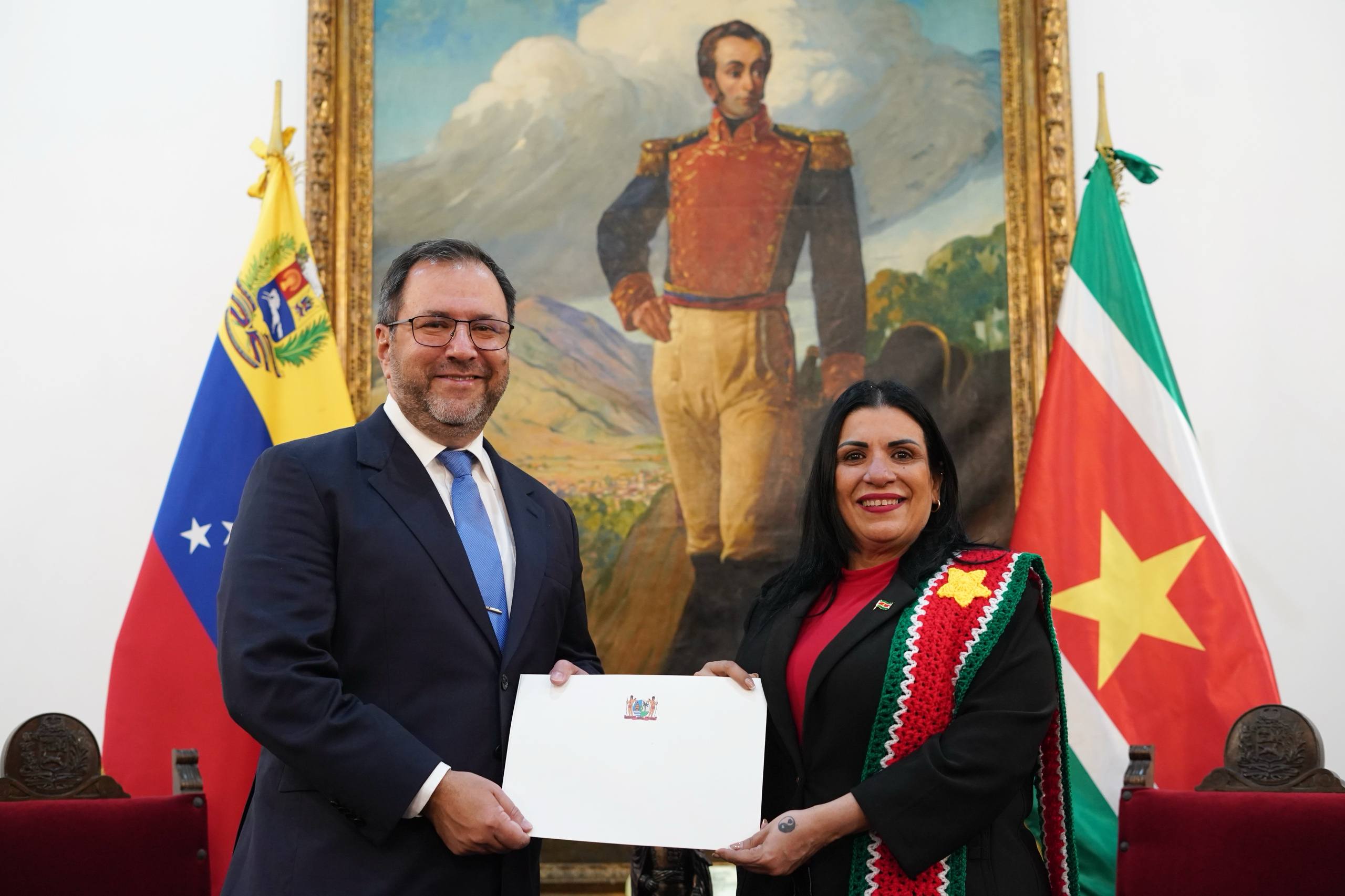 Canciller Yván Gil recibe Copias de Estilo de la embajadora designada de Suriname