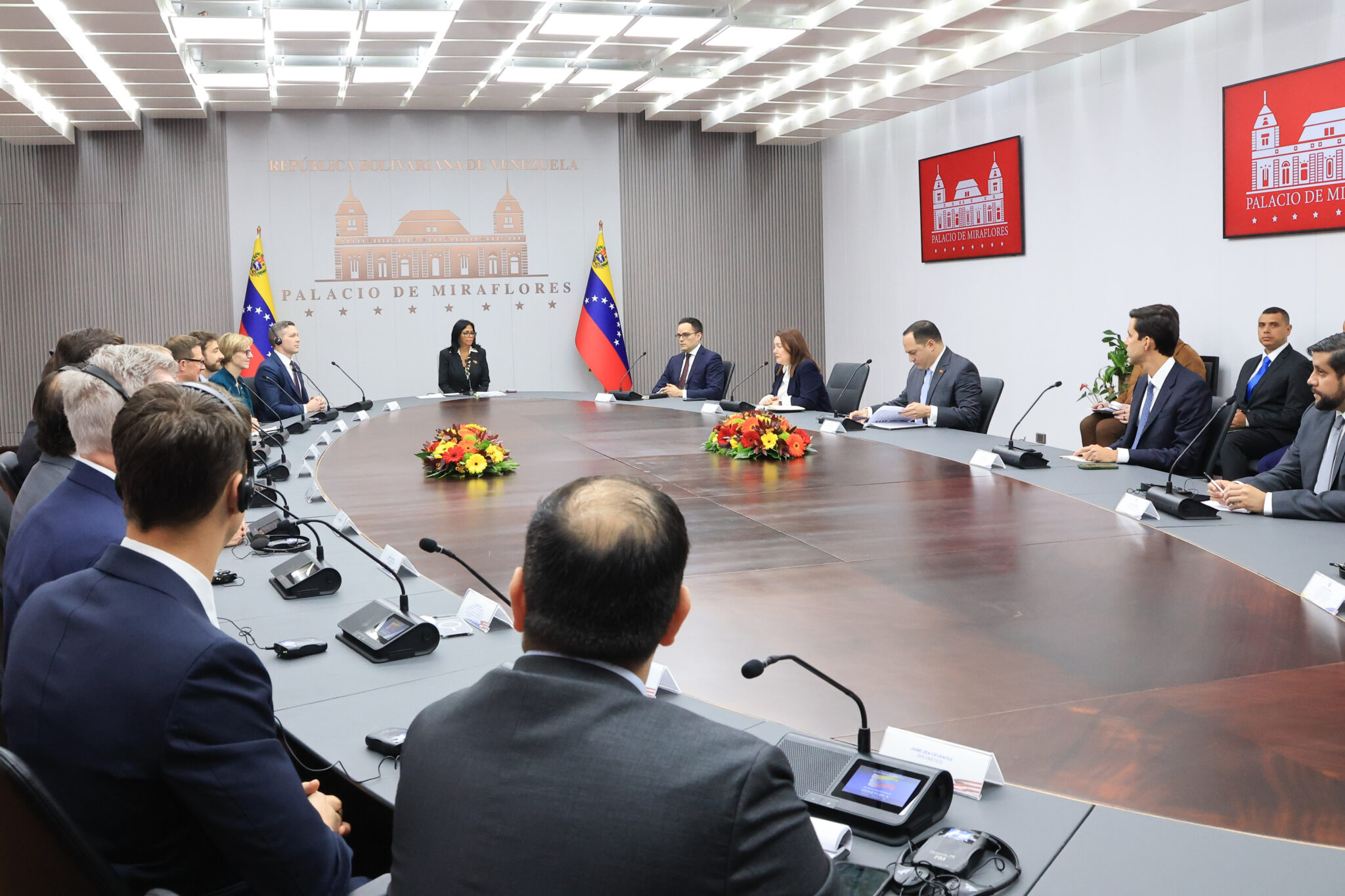 Presidenta (E) Delcy Rodríguez recibe al subsecretario Haustveit y delegación de Energía de EE.UU