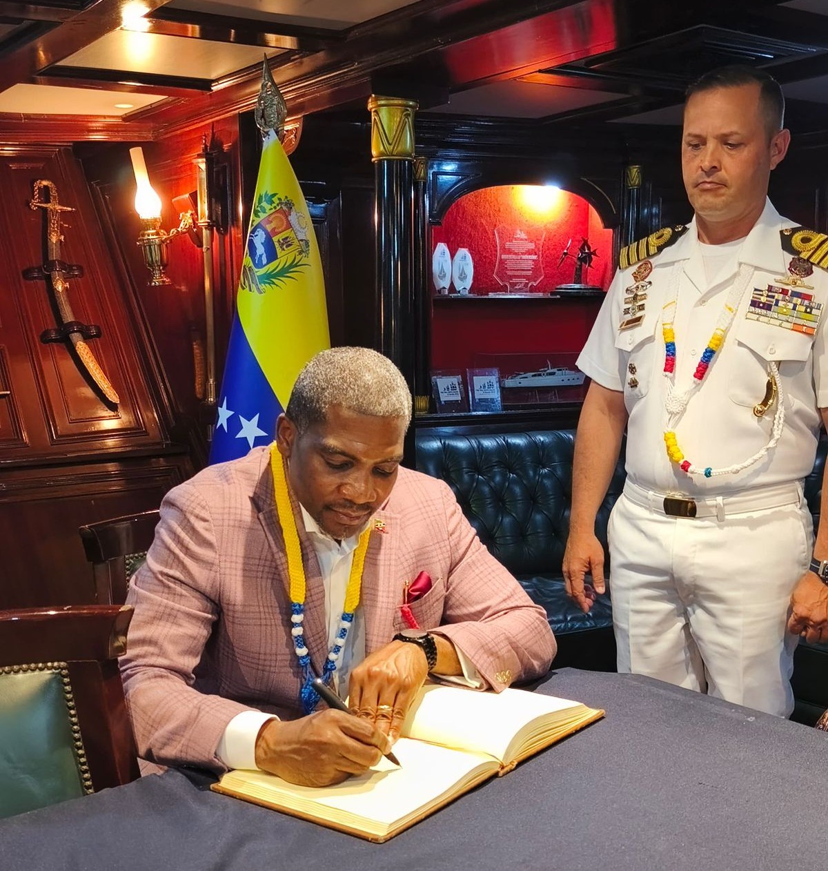 Primer Ministro Terrance Drew visitó Buque Escuela Simón Bolívar en su parada en San Cristóbal y Nieves