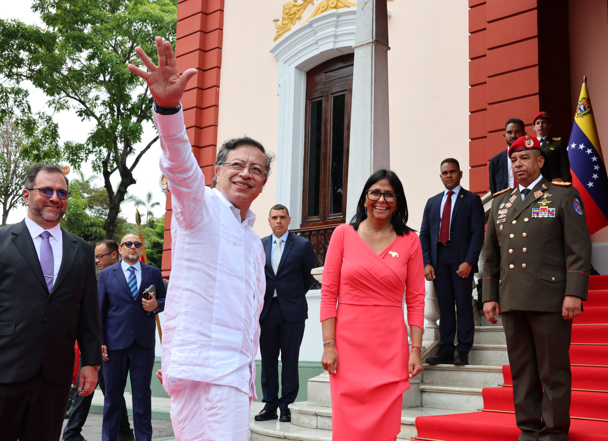 Presidenta (E) Delcy Rodríguez recibe a su homólogo colombiano Gustavo Petro en Miraflores