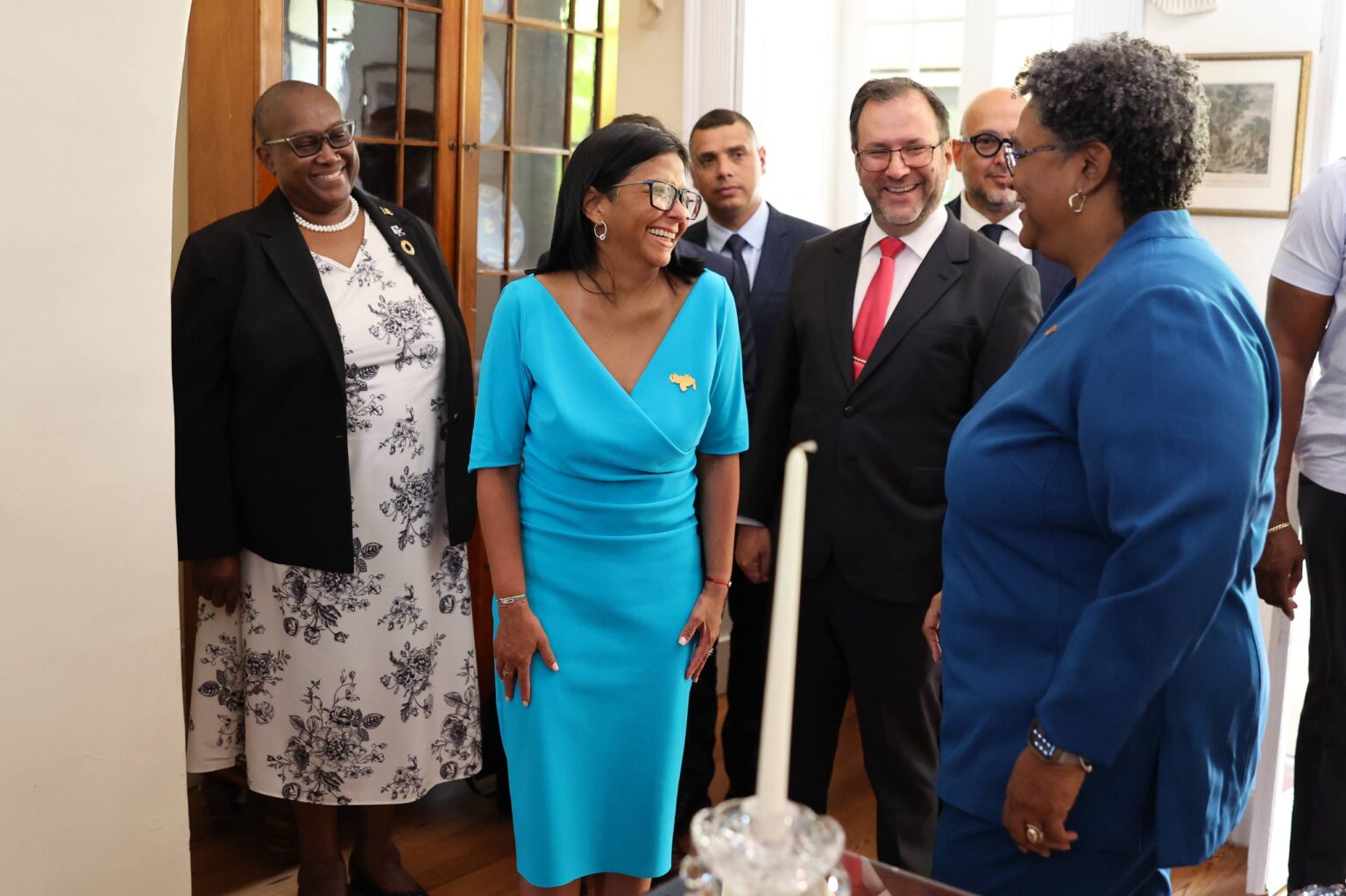 Presidenta (E) Delcy Rodríguez se reúne con Primera Ministra Mottley en la residencia Illaro Court de Bridgetown