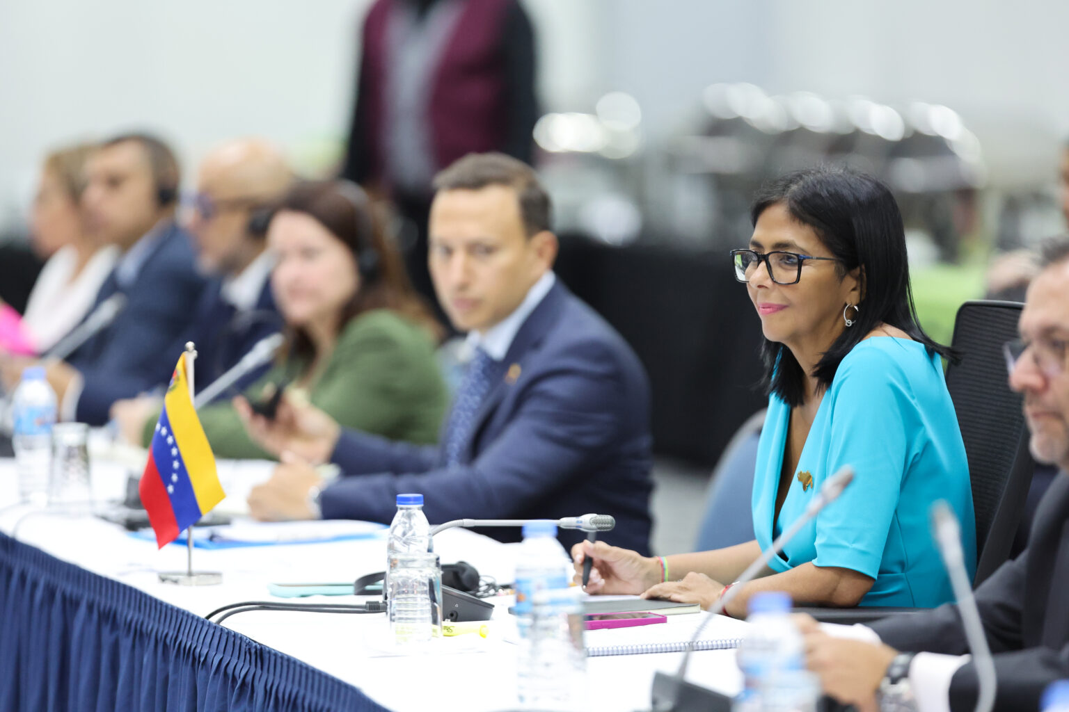 Presidenta (E) Delcy Rodríguez y Primera Ministra Mottley se reúnen junto a delegaciones binacionales en Barbados