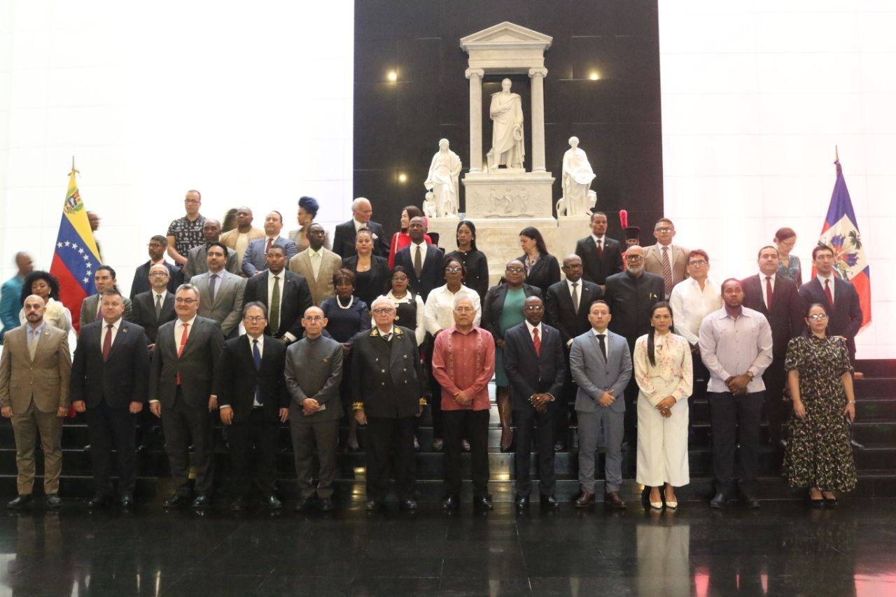 Conmemoran en Caracas Día de la Bandera de Haití con ofrenda al Libertador Simón Bolívar