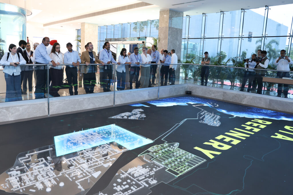 Presidenta Encargada inspecciona el complejo de refinación de petróleo más grande del mundo en Jamnagar